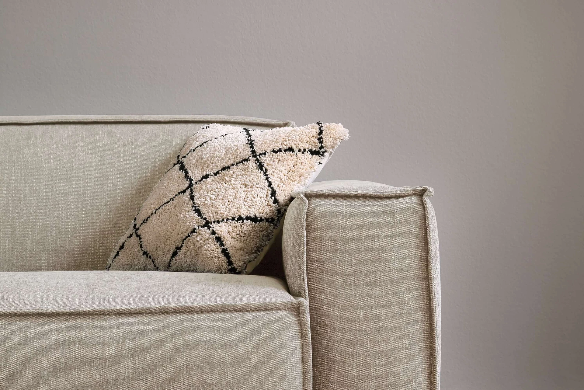 Armlehne des Einzelsofas Upper East in Bezug Yelda in der Farbe Nature im Detail