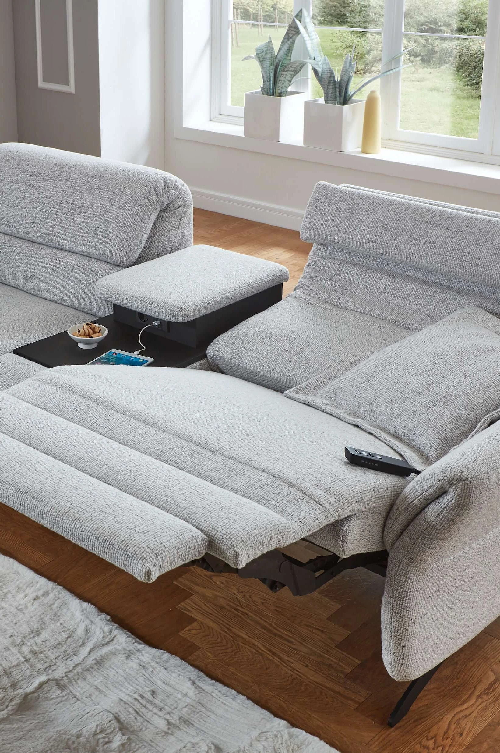 5031 single sofa with reclining function, upholstered in the Donna fabric in the colour Silver in a cosy atmosphere