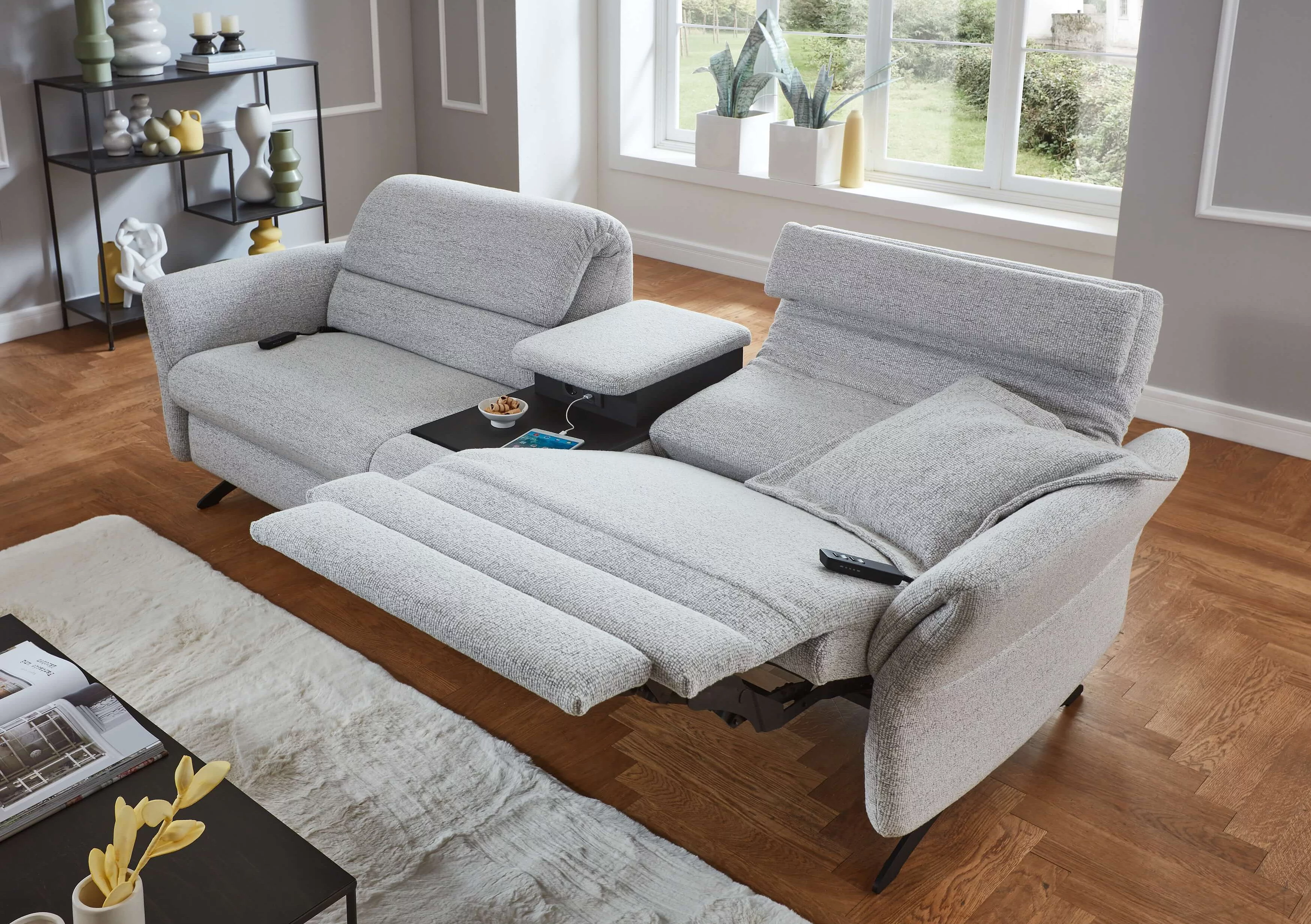 5031 single sofa with reclining function, upholstered in the Donna fabric in the colour Silver in a cosy atmosphere