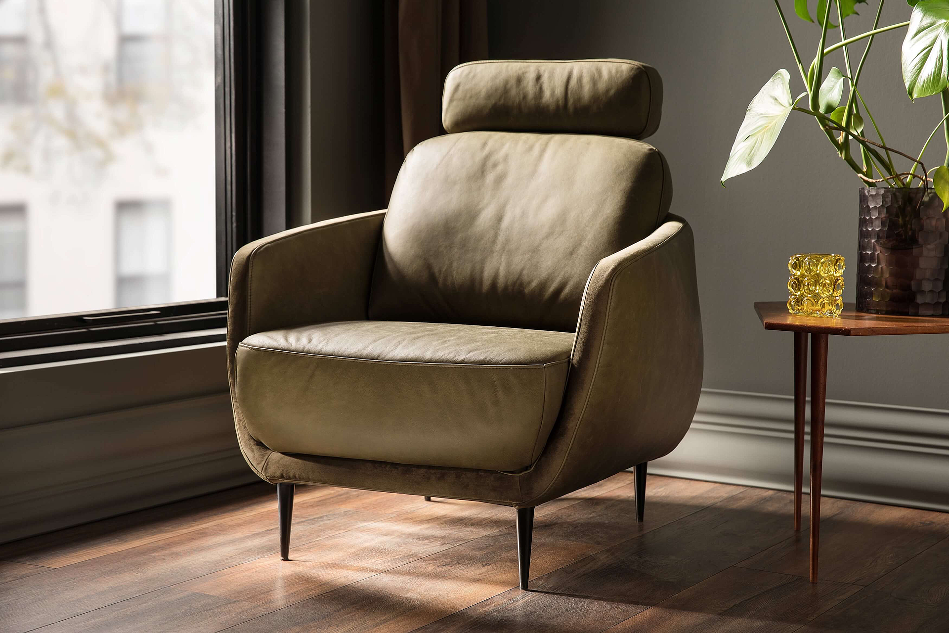 Sessel Liv mit Musterbezug Velvet in der Farbe Oliv in Wohnambiente