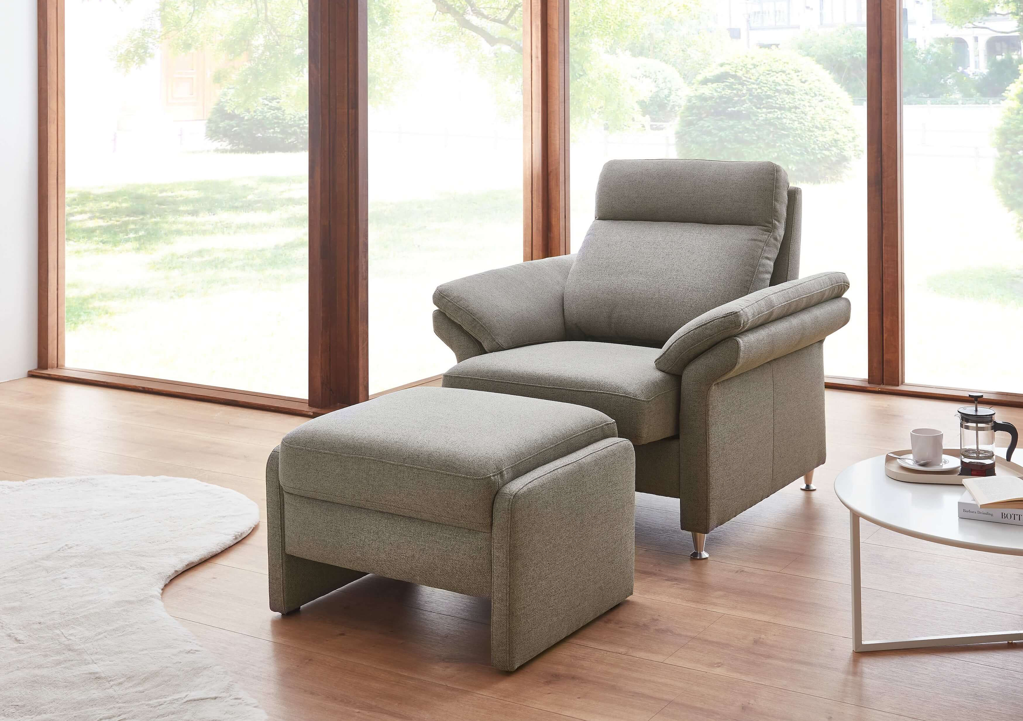 Sessel und Hocker Multi in Bezug Mono in der Farbe Grau in Wohnambiente