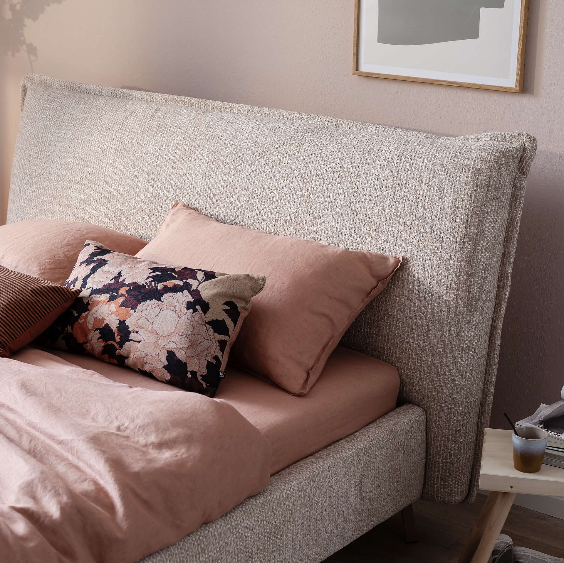 Doppelbett Ilva in Bezug Milano in der Farbe Nature im Detail