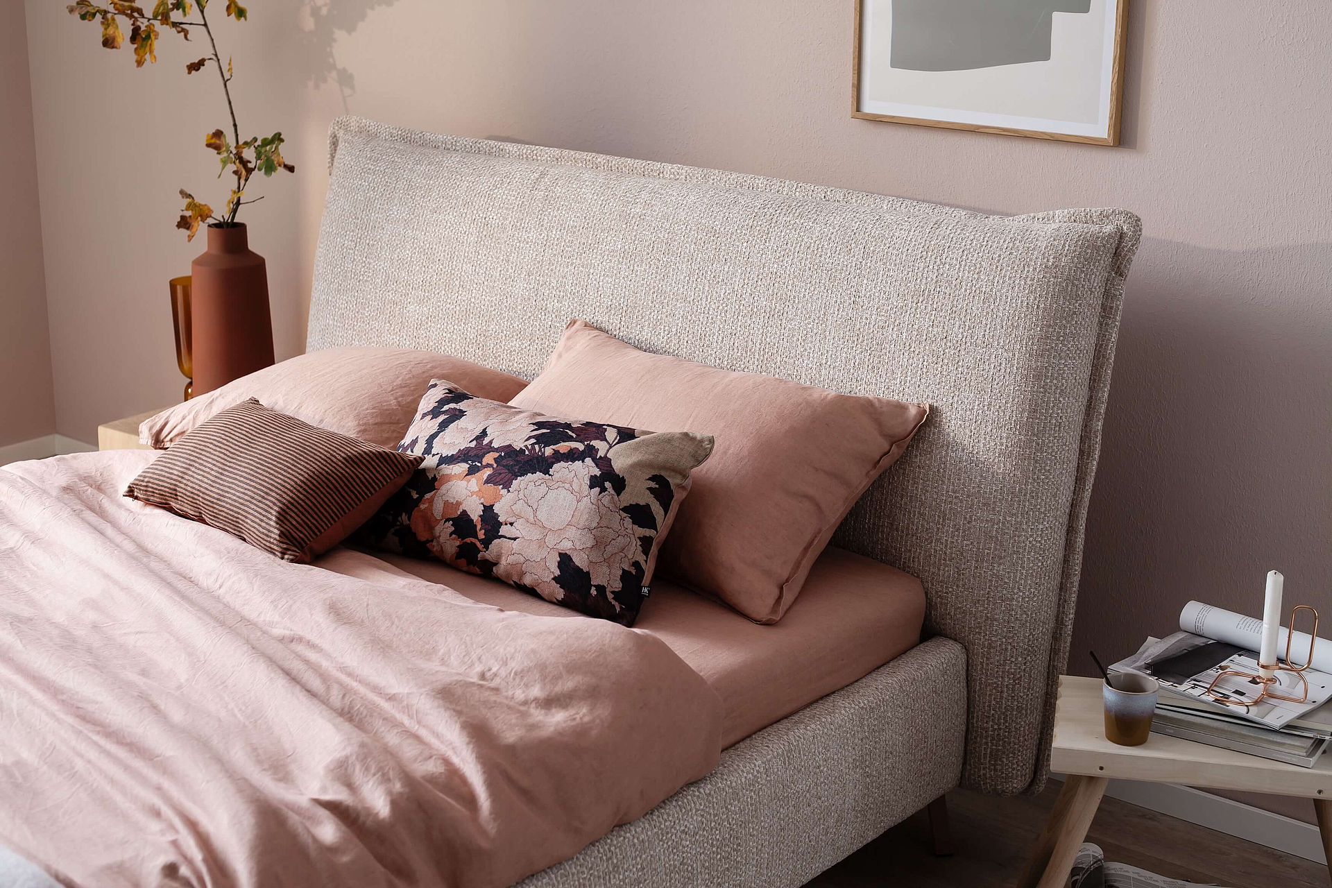 Doppelbett Ilva in Bezug Milano in der Farbe Nature im Detail