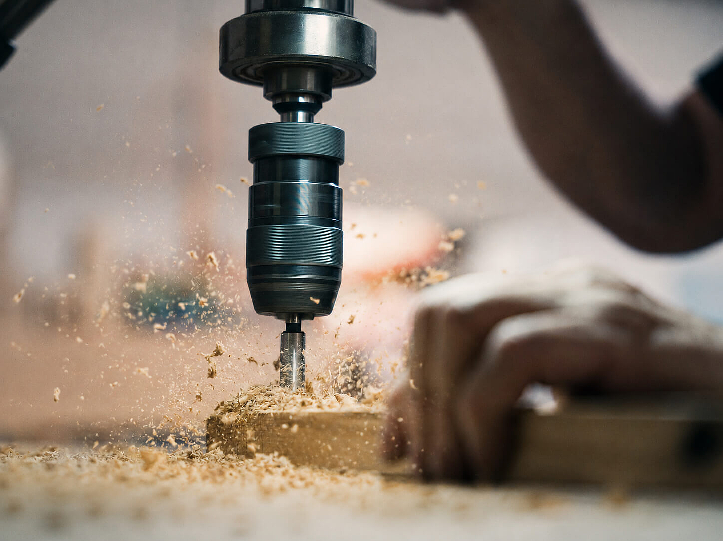 Arbeitsituation in der Holzbearbeitung in der Möbelproduktion
