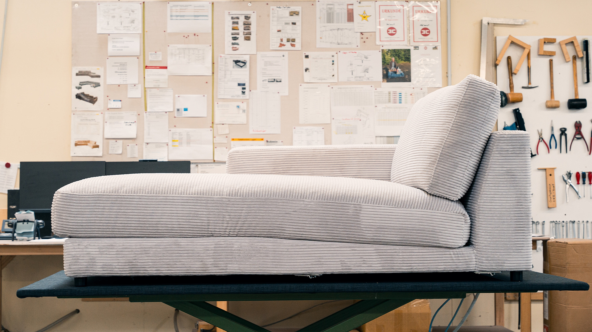Longchair auf dem Arbeitstisch in der Möbelproduktion