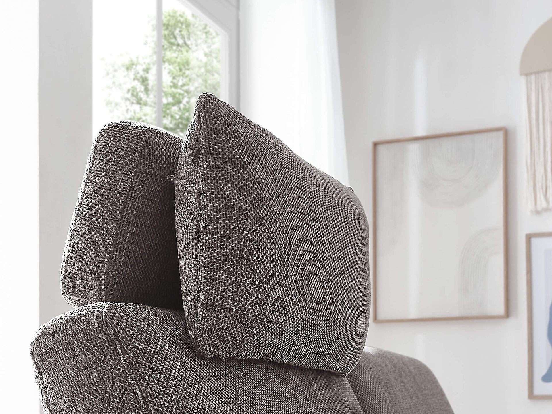 Ecksofa 1106 in Bezug Novara Clean in der Farbe Brown, Detailansicht der Kopfstütze