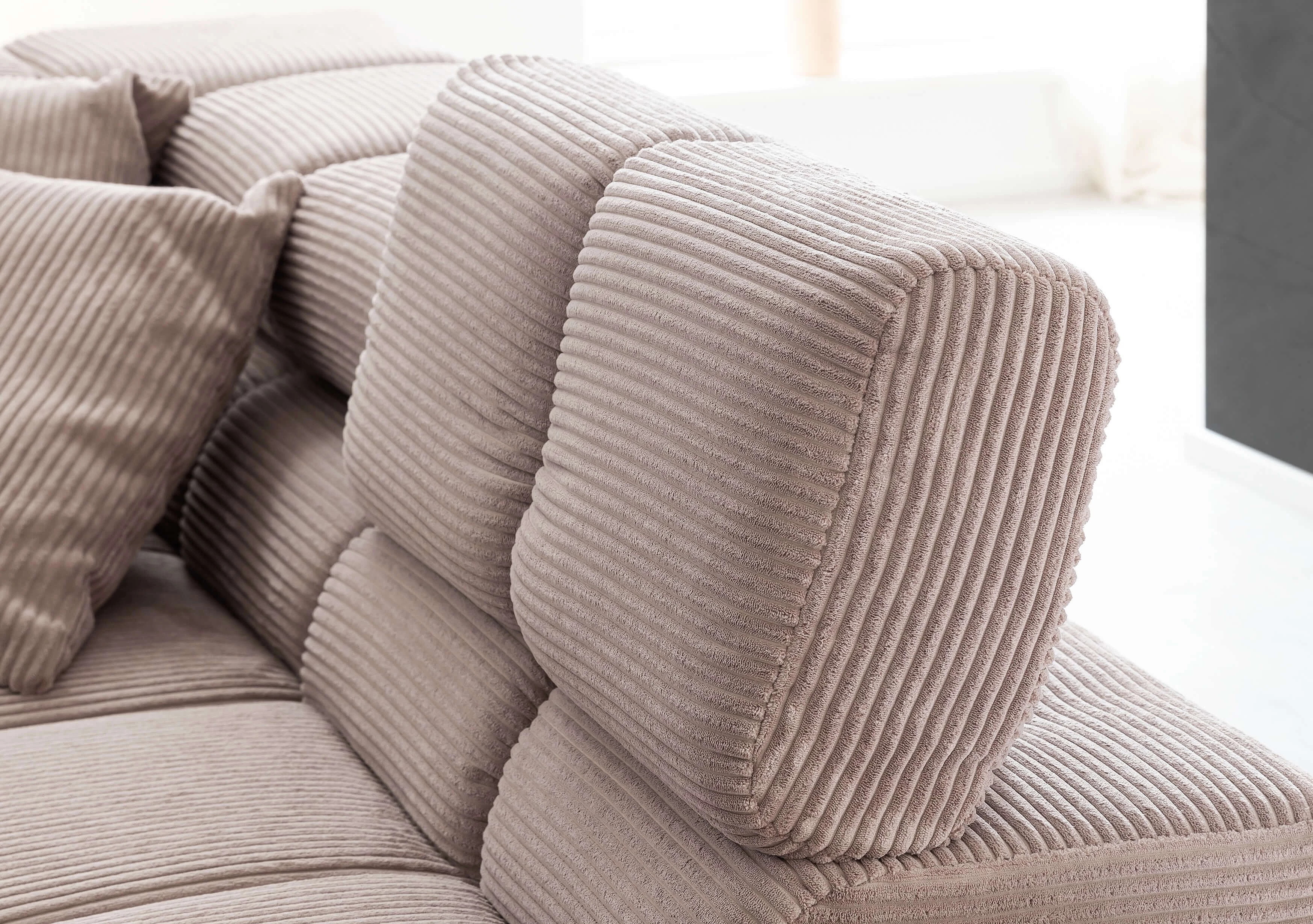 Ecksofa Wilson mit Kopfteilverstellung in Bezug Cord in der Farbe Taupe in Detailansicht