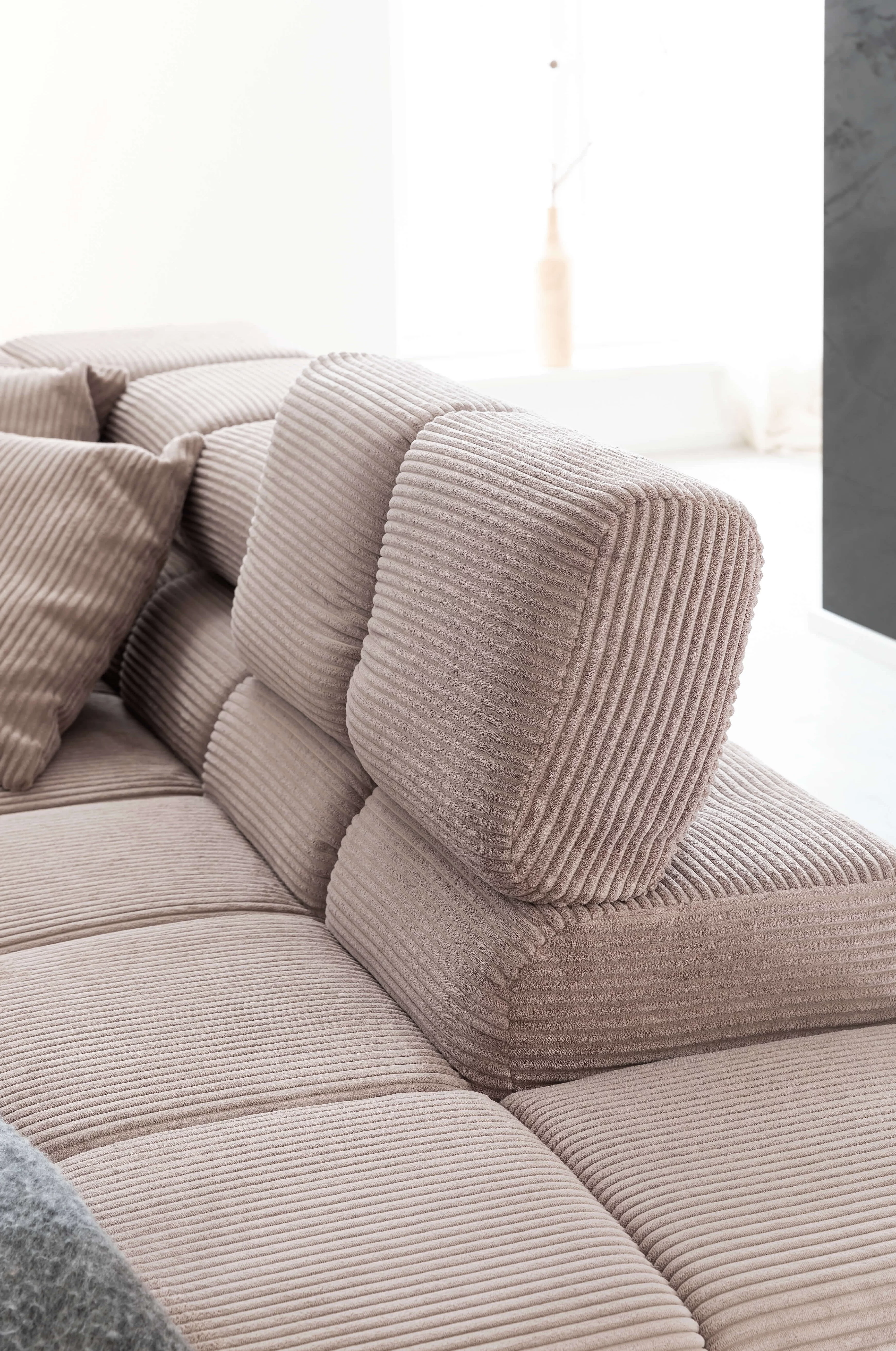 Ecksofa Wilson mit Kopfteilverstellung in Bezug Cord in der Farbe Taupe in Detailansicht