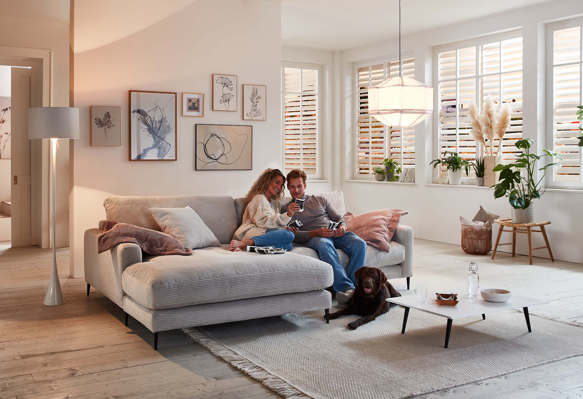 Einzelsofa Uptown in Bezug Cord in der Farbe Light Grey in Wohnambiente
