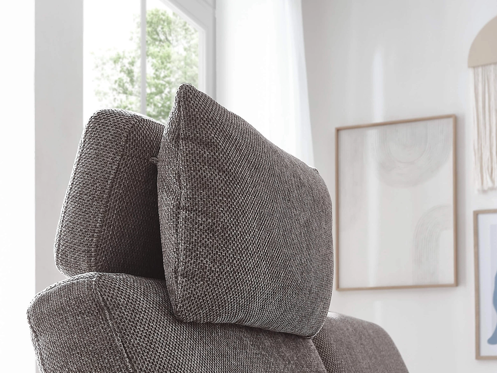 Ecksofa 1106 in Bezug Novara Clean in der Farbe Brown, Detailansicht der Kopfstütze