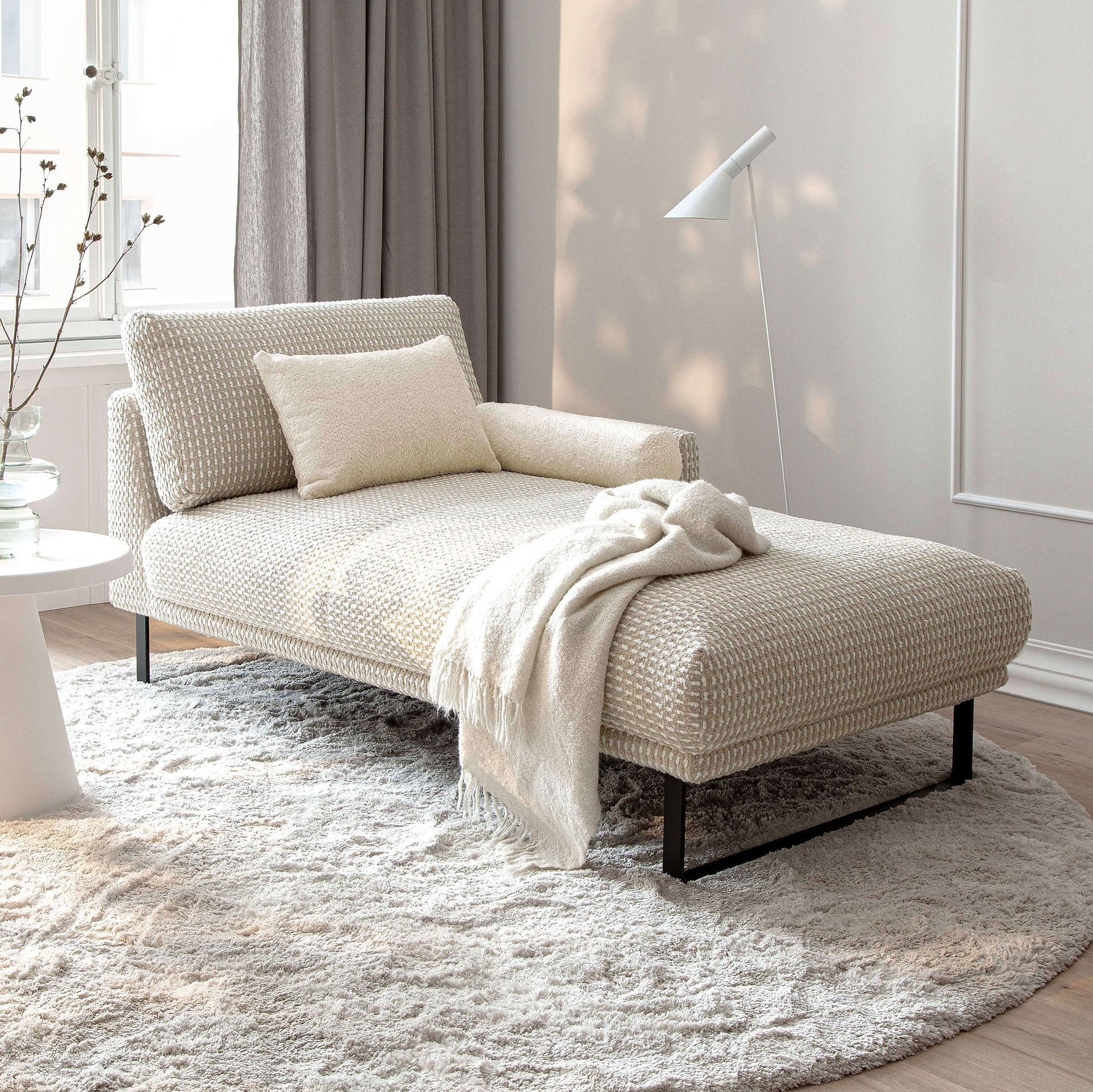 Récamiere Imperia in Bezug Vita in der Farbe Beige mit Kufe in Schwarz matt