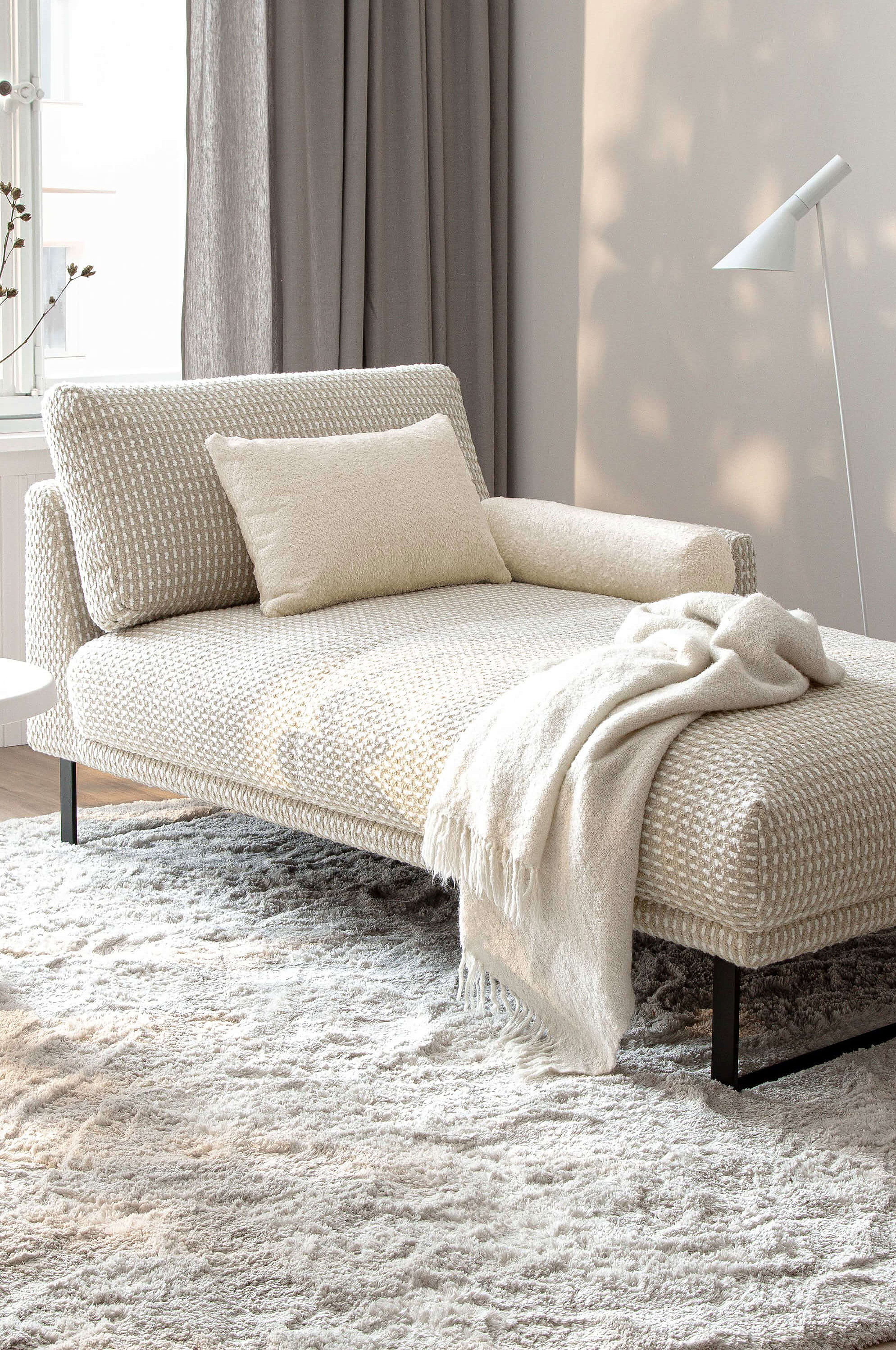 Récamiere Imperia in Bezug Vita in der Farbe Beige mit Kufe in Schwarz matt