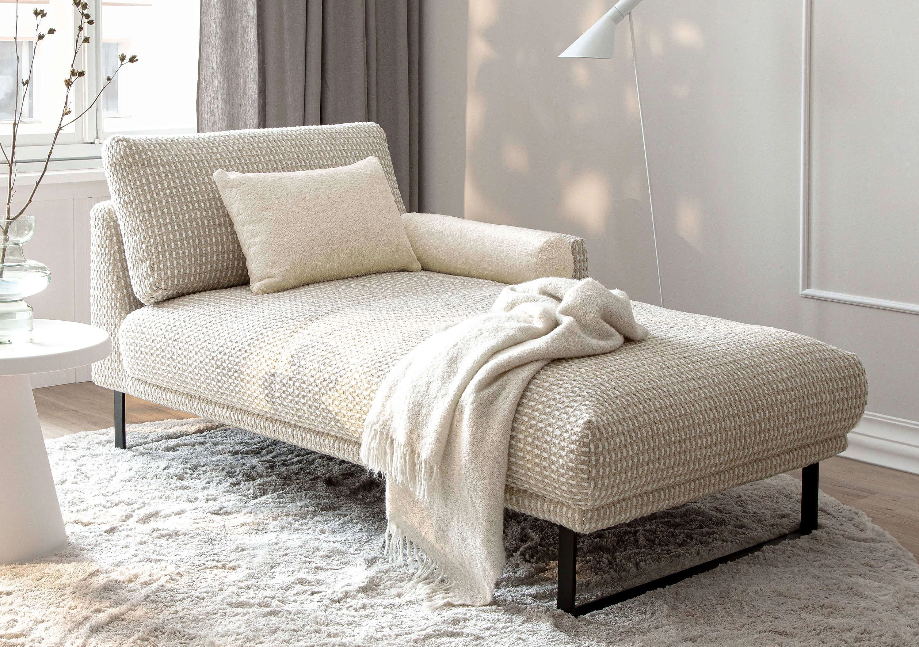 Récamiere Imperia in Bezug Vita in der Farbe Beige mit Kufe in Schwarz matt