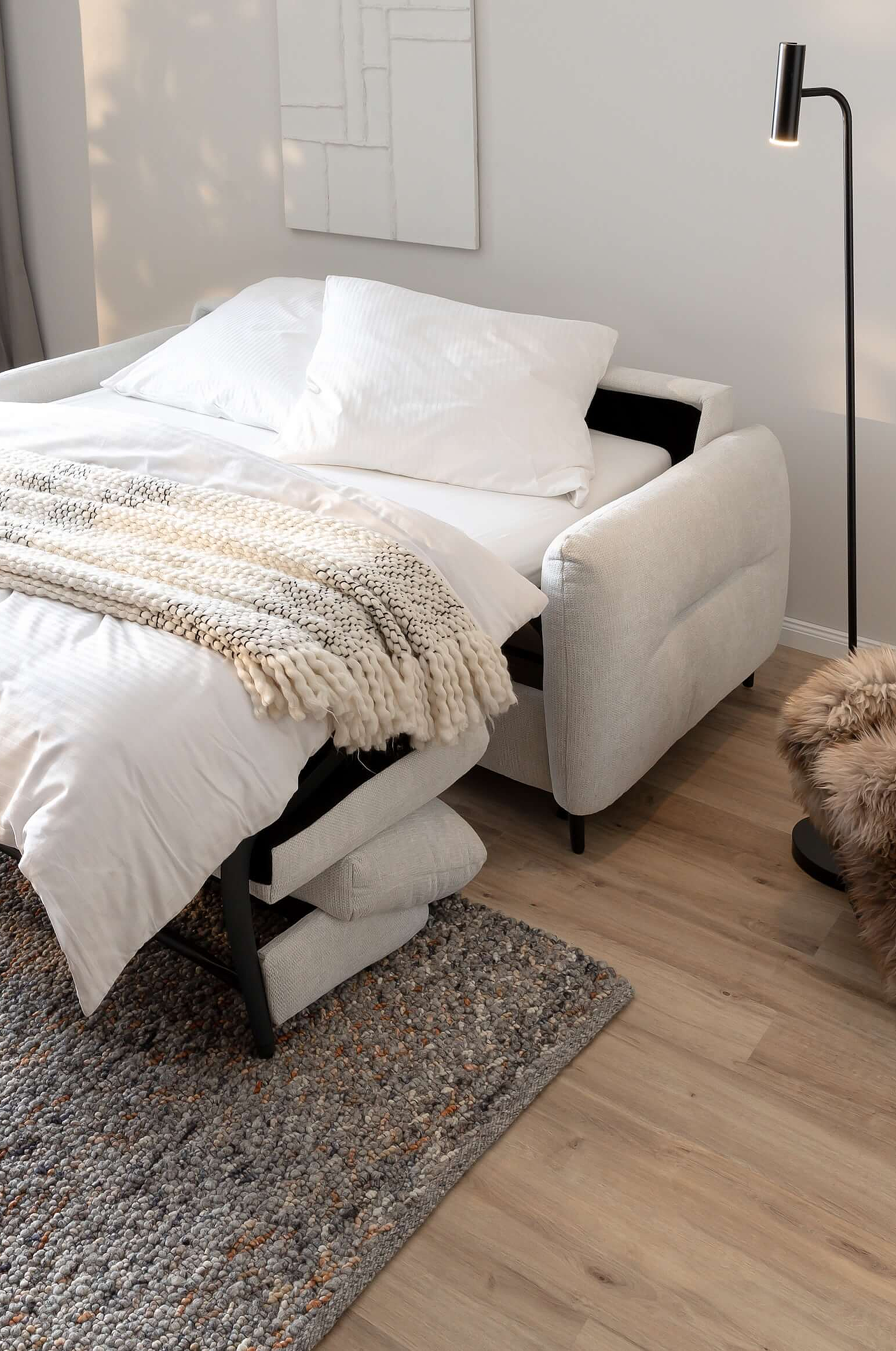 Schlafsofa Cassie in Bezug Famous in der Farbe Snow mit Schlaffunktion in Wohnambiente