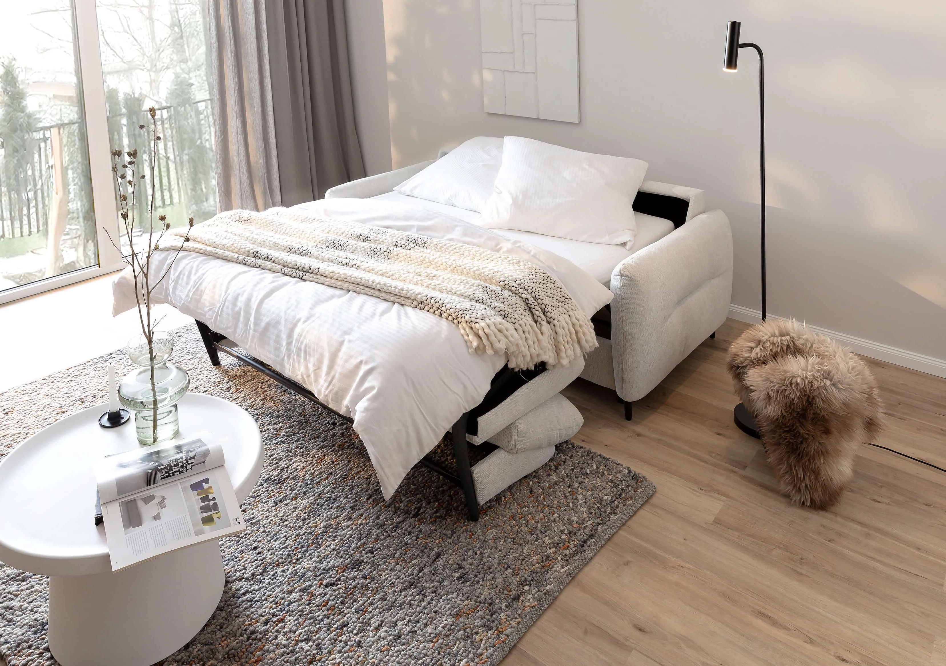 Schlafsofa Cassie in Bezug Famous in der Farbe Snow mit Schlaffunktion in Wohnambiente