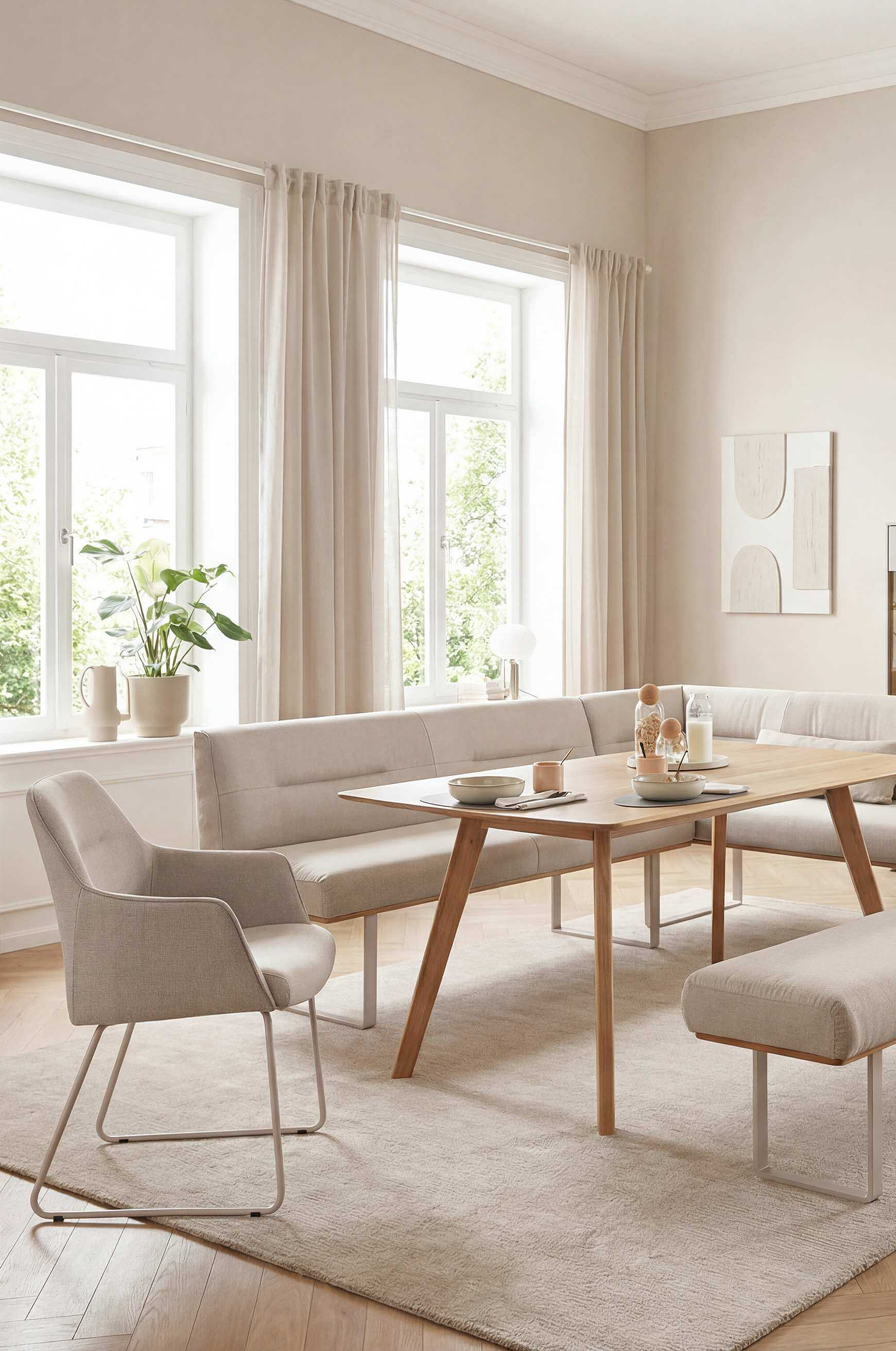 Sitzbank und Armlehnenstuhl Oaklyn in Bezug Mono in der Farbe Nature in Wohnambiente