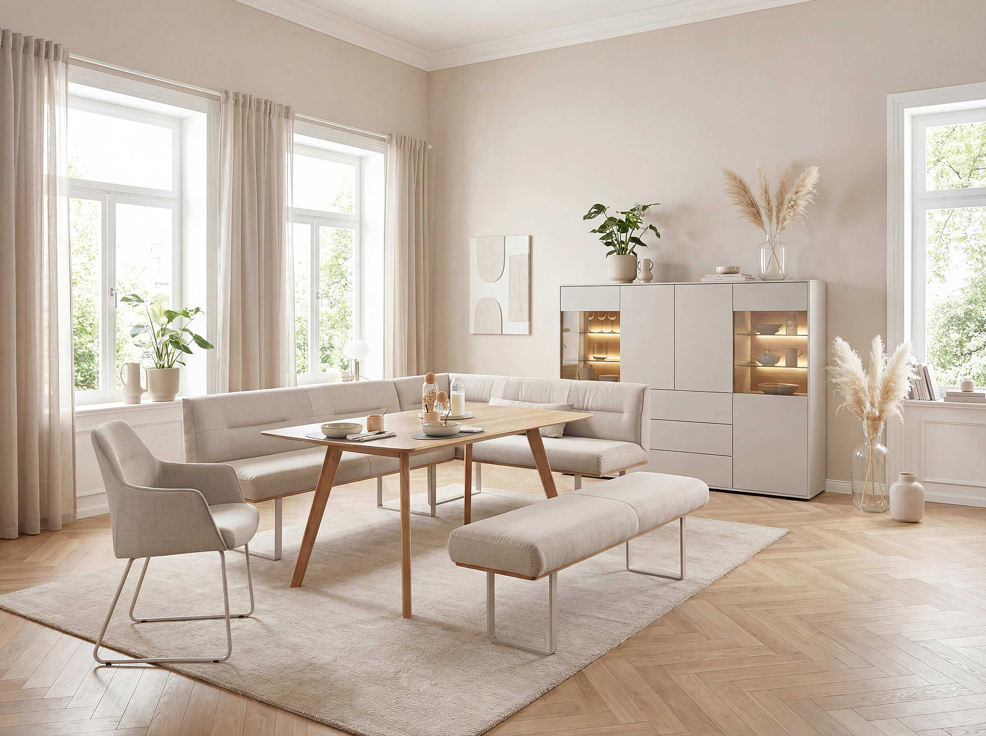 Sitzbank und Armlehnenstuhl Oaklyn in Bezug Mono in der Farbe Nature in Wohnambiente