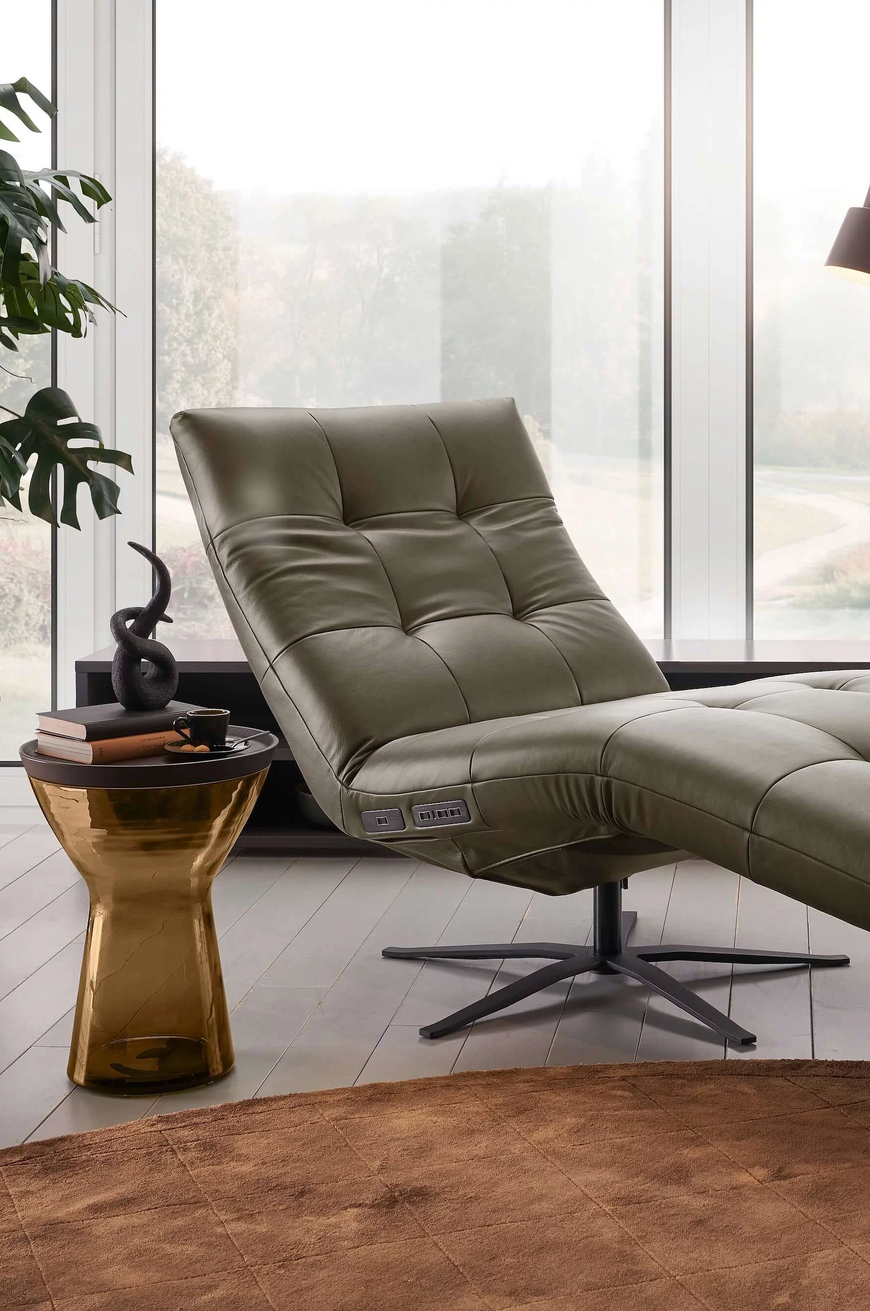 9800 single lounger upholstered in Vicenza leather in the colour olive
