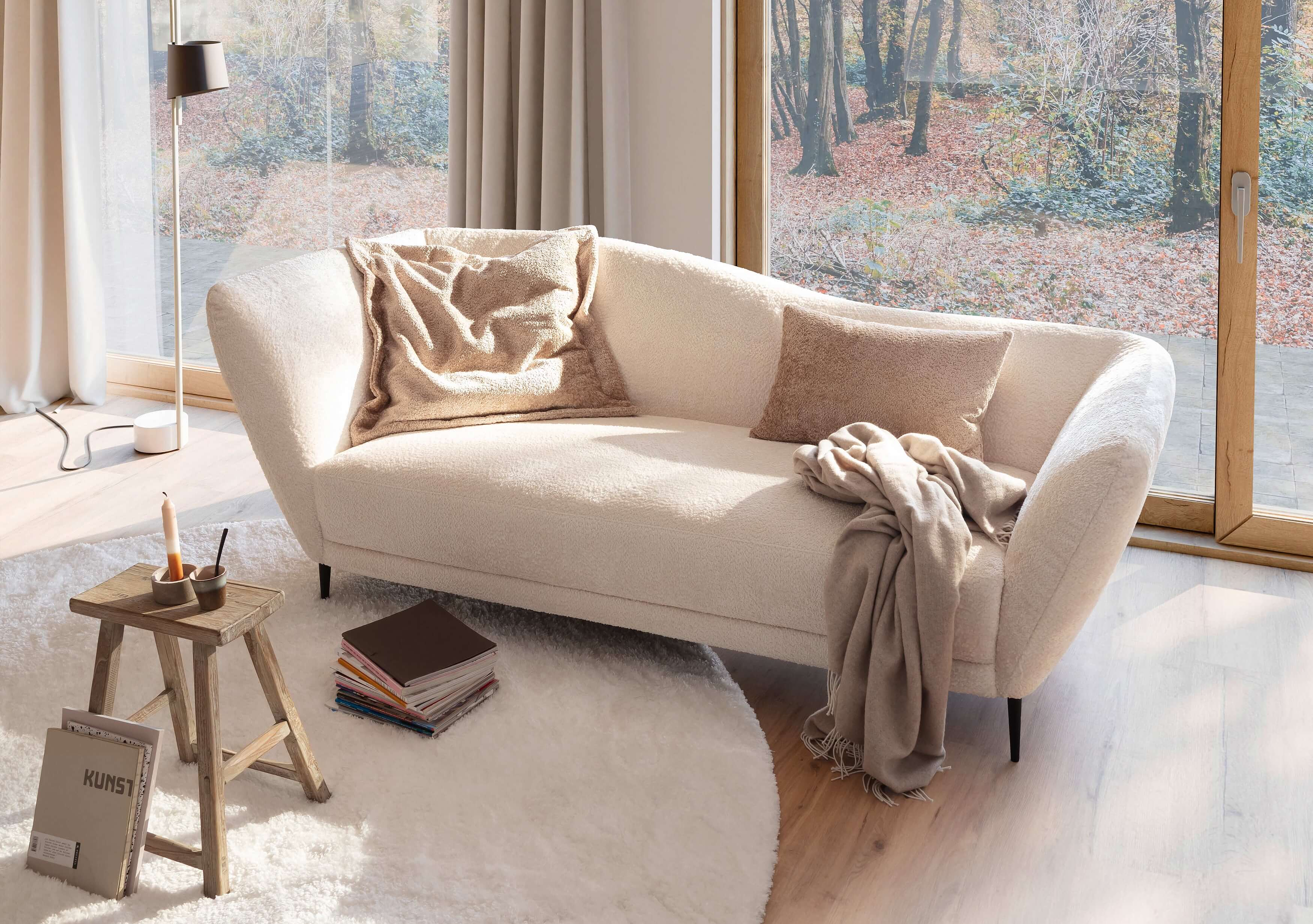 Vicky récamière upholstered in Shaun fabric in the colour ‘White’ with a matt black metal base in a cosy atmosphere