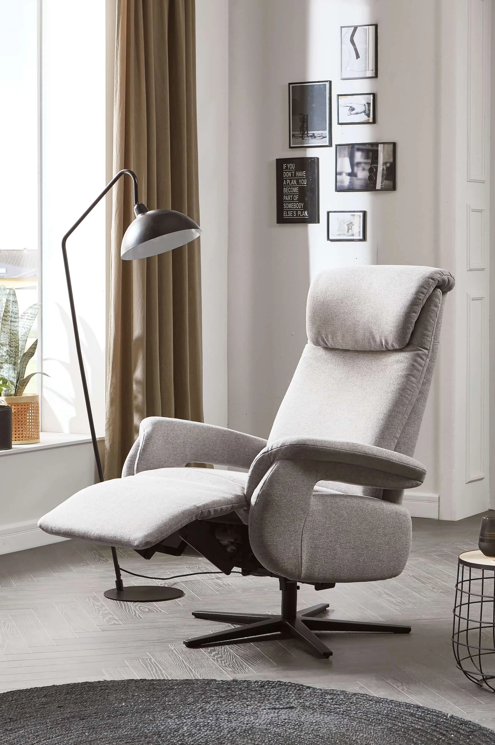 Funktionssessel 9501 in Bezug Mono in der Farbe Light Grey in Wohnambiente