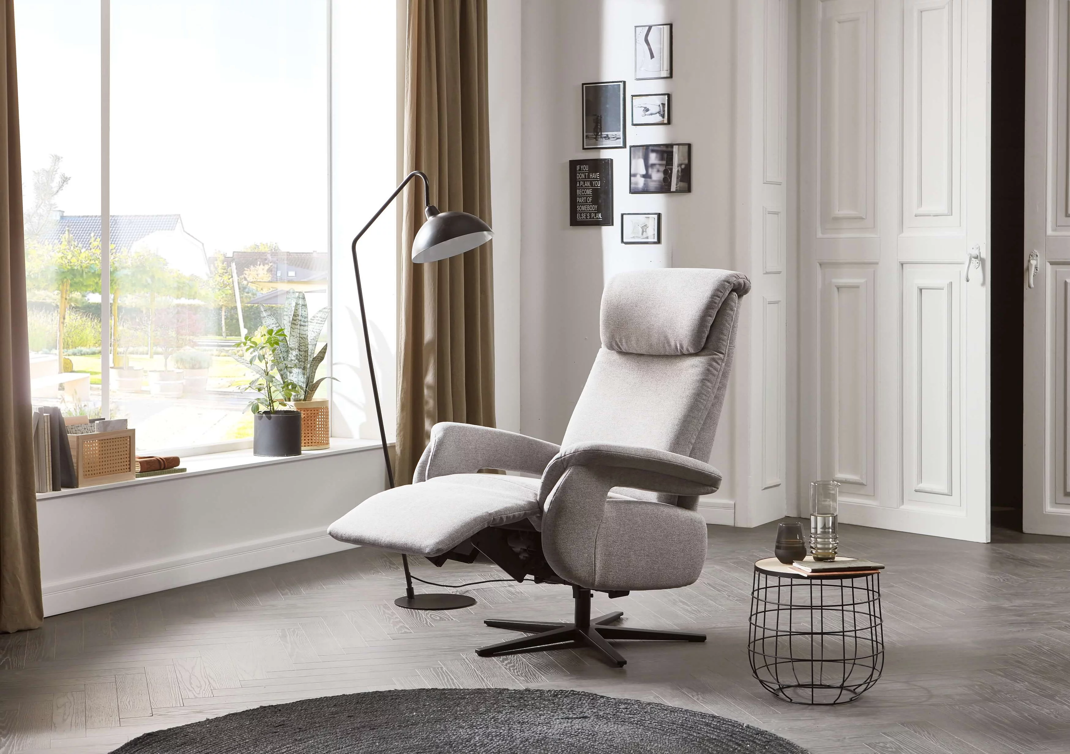 Funktionssessel 9501 in Bezug Mono in der Farbe Light Grey in Wohnambiente