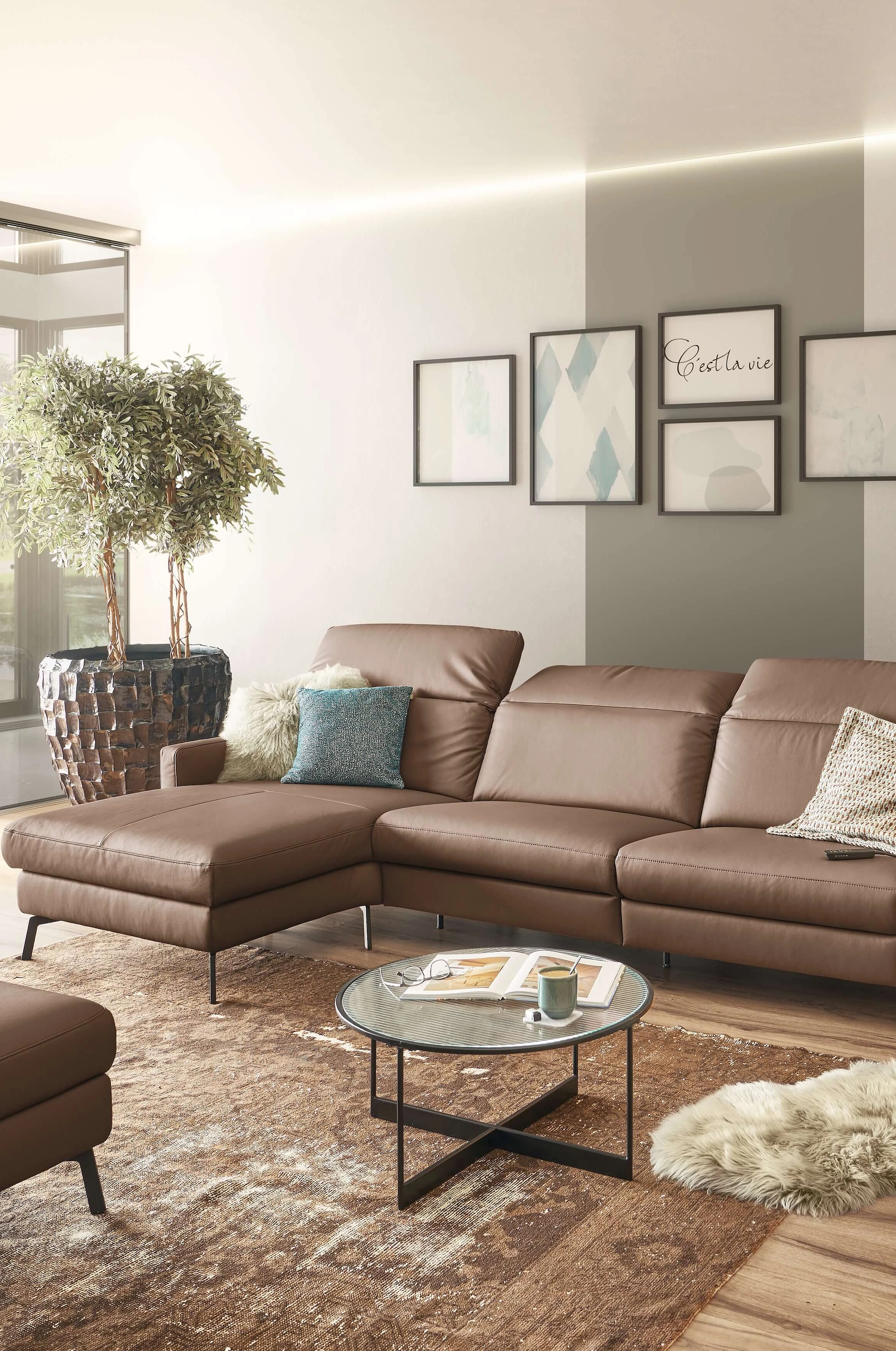 Ecksofa 1250 mit Relaxfunktion in Lederbezug Soft-Line in der Farbe Hasel in Wohnambiente