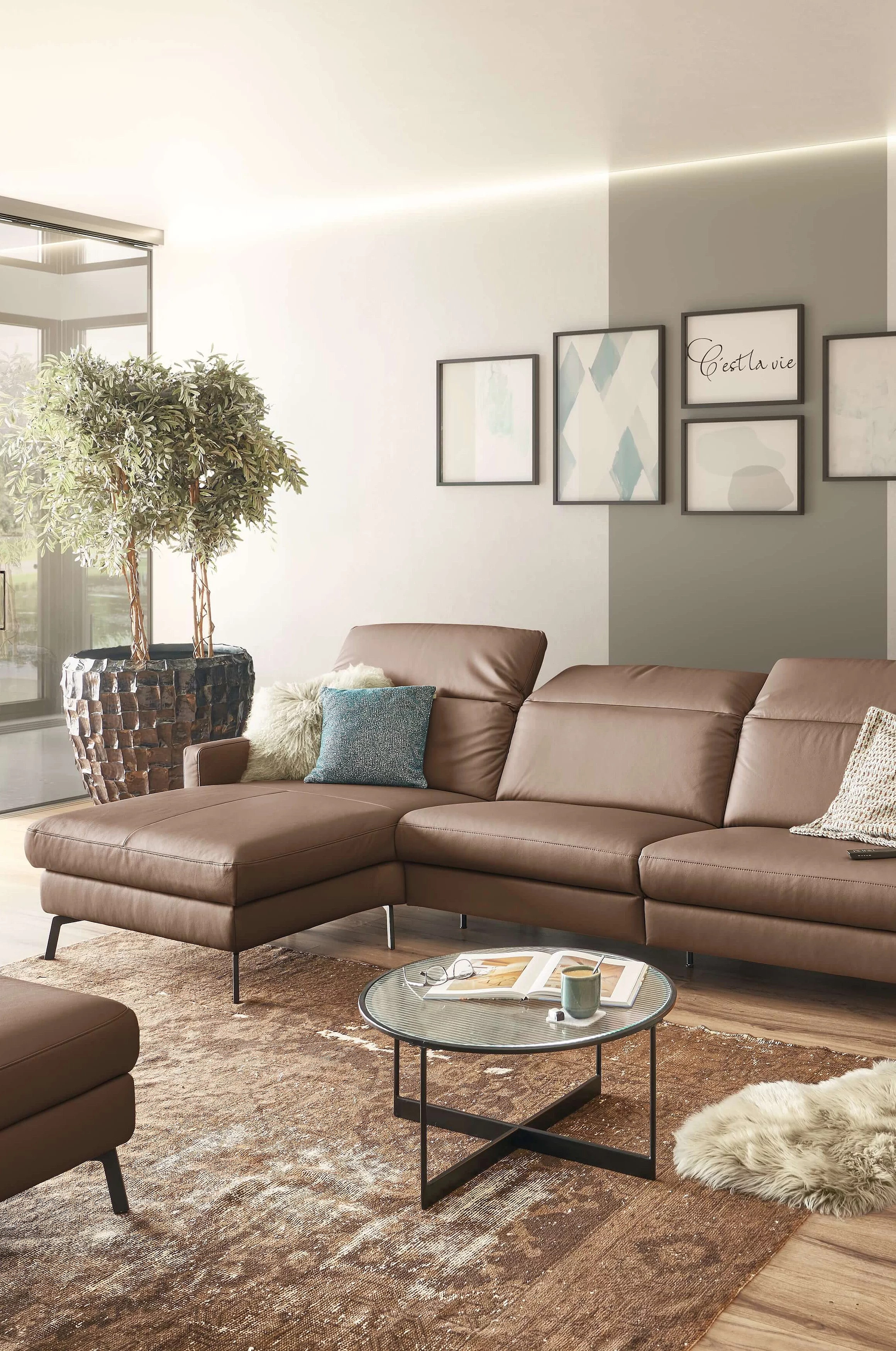 Ecksofa 1250 mit Relaxfunktion in Lederbezug Soft-Line in der Farbe Hasel in Wohnambiente
