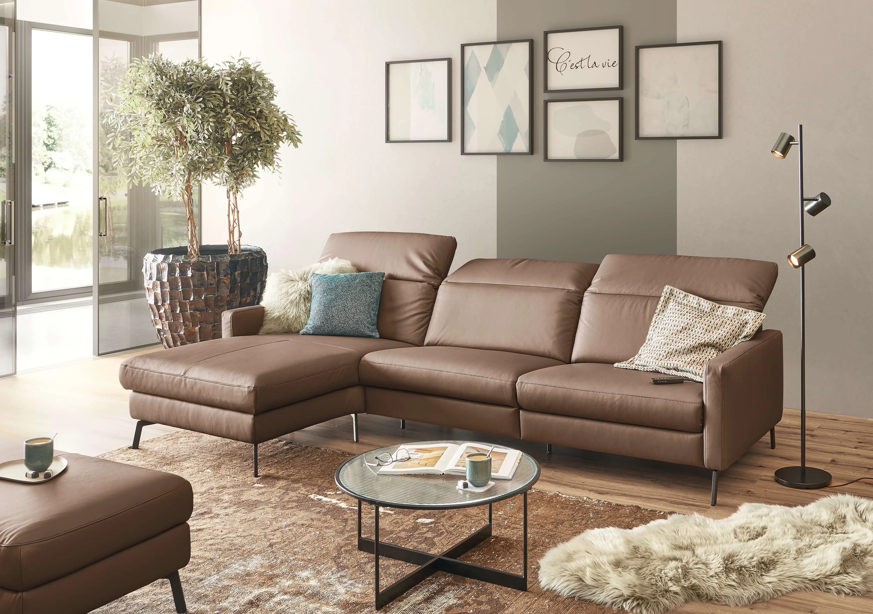 Ecksofa 1250 mit Relaxfunktion in Lederbezug Soft-Line in der Farbe Hasel in Wohnambiente