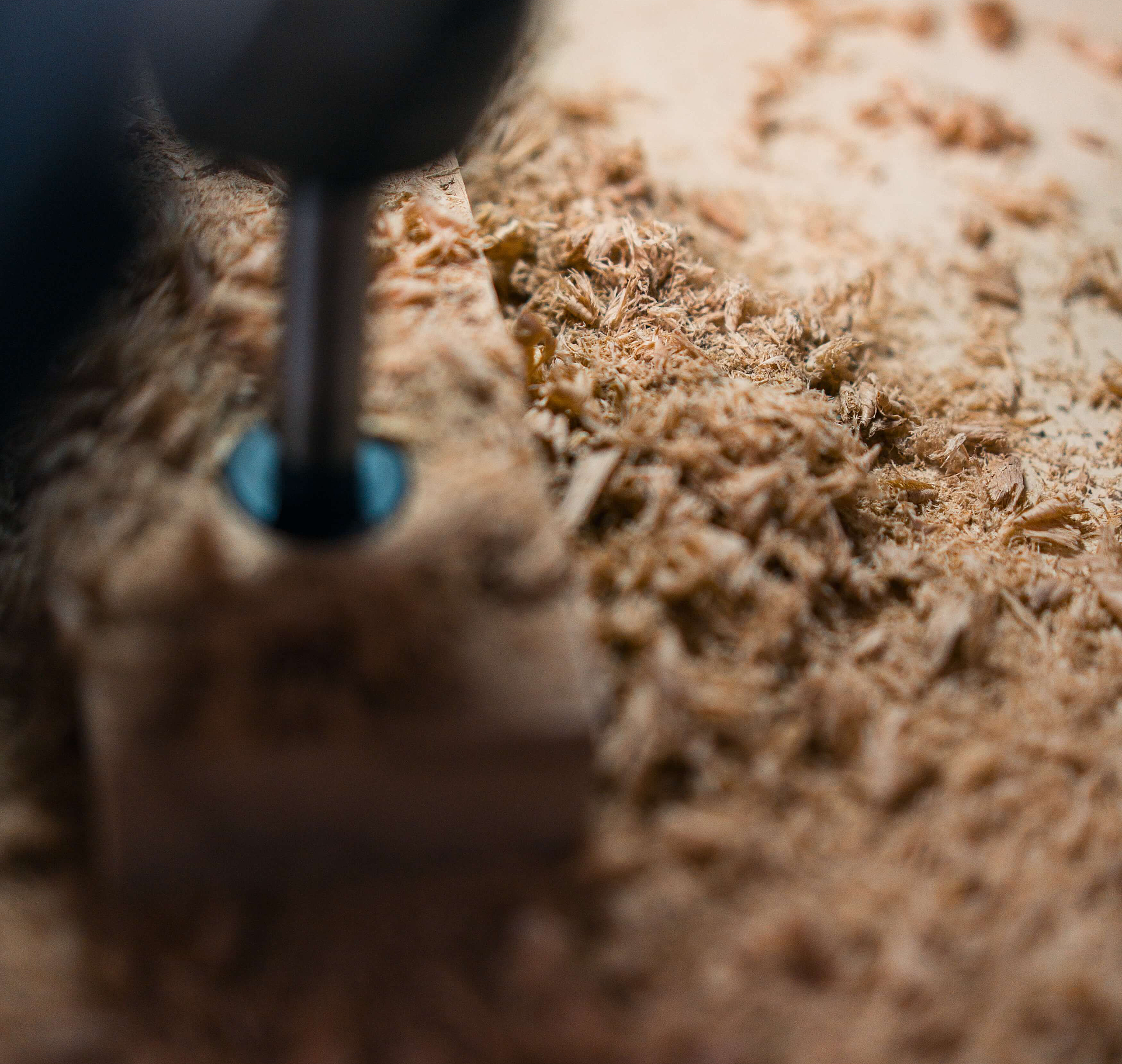 Detailaufnahme aus der Holzbearbeitung in der Möbelproduktion