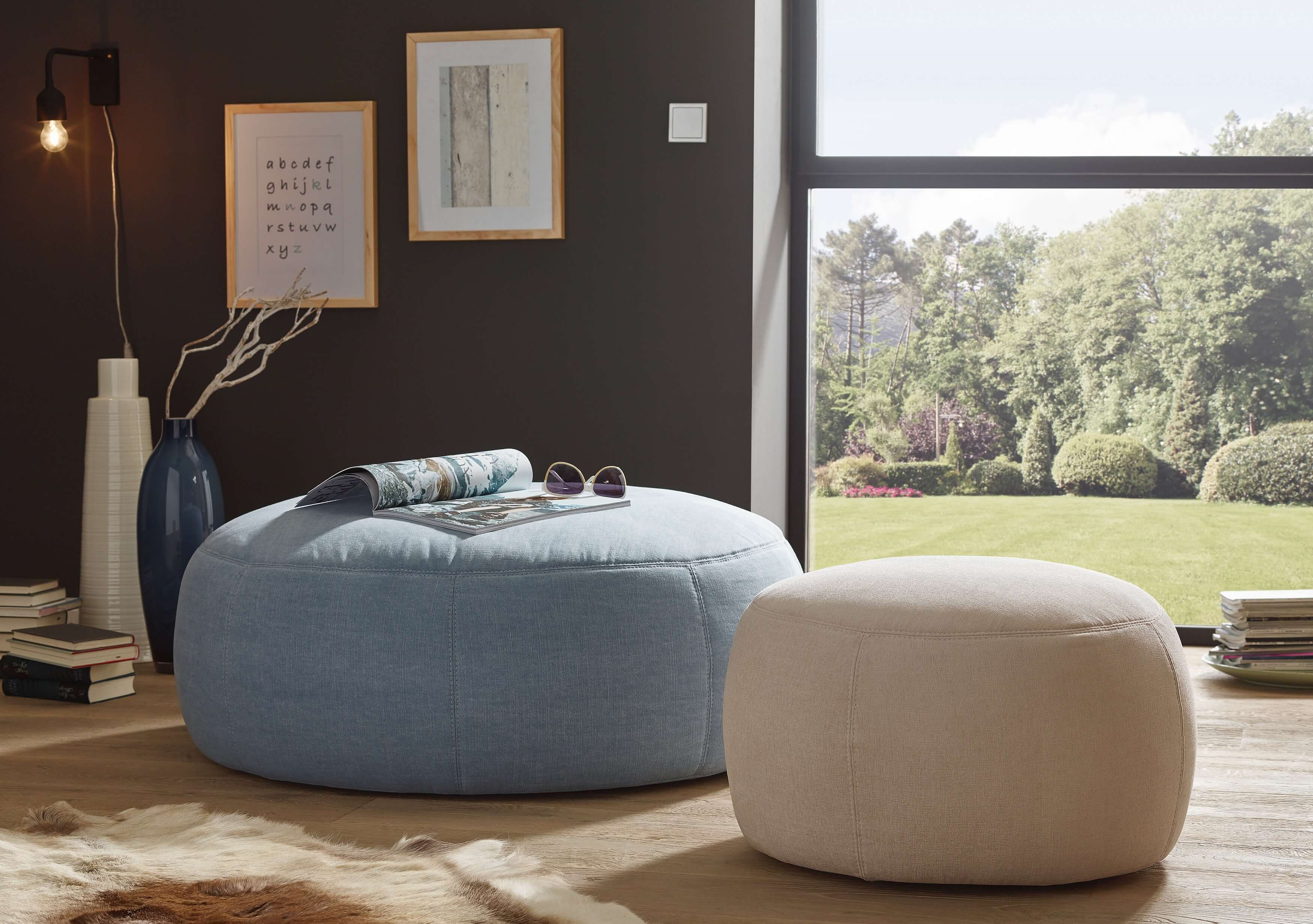 Hocker Aiken in Bezug Easy-Care in der Farbe White in Wohnambiente