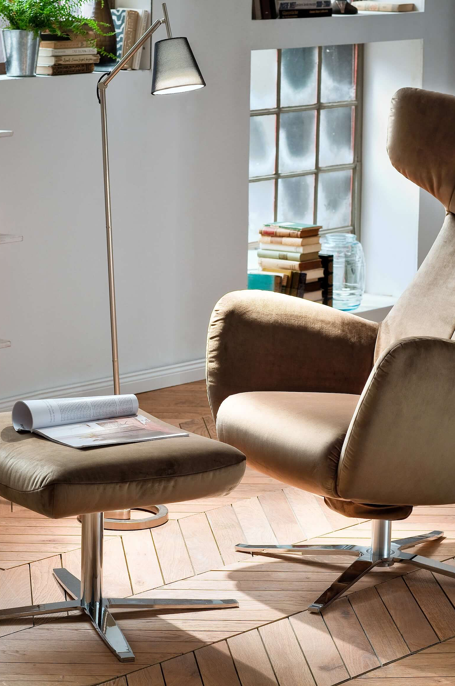 Funktionssessel mit Hocker Cooper in Bezug Velvet in der Farbe Oliv in Wohnambiente